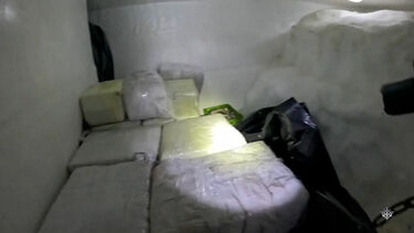 O momento em que Marinha francesa intercepta barco que transportava mais de duas toneladas de cocaína 