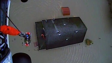 Moradores resgatados de helicóptero durante cheias históricas em Washington 