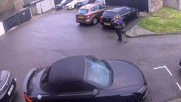 Homem regressa de férias e encontra lugar de estacionamento para deficientes pintado à volta do carro e multas