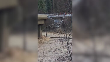 Vídeo mostra momento em que ponte colapsa após cheias nos EUA