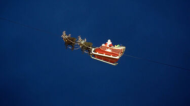 Pai natal sobrevoa mercados de Natal na Suiça 