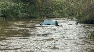 Carro fica completamente submerso em ribeira de Tavira