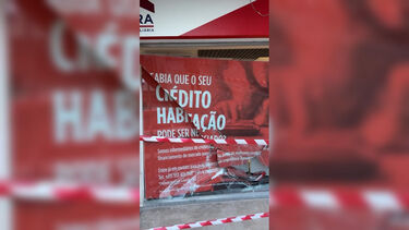 Destrói montra de imobiliária com carro