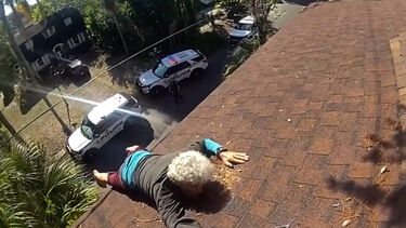 Homem fica suspenso no telhado e é salvo pela polícia nos EUA 