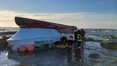 Três desaparecidos após golpe de mar virar barco na ilha de Ínsua