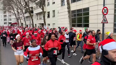 Milhares de Pais Natal participaram na tradicional corrida natalícia em Paris 