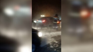 Forte tempestade de neve na Rússia obriga a evacuação de estradas e retirada de centenas de pessoas  