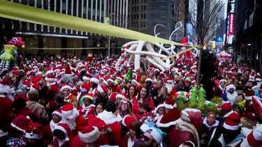 ‘SantaCon’ enche as ruas de Nova Iorque com milhares em trajes natalícios
