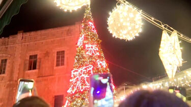 Árvore de Natal volta a iluminar o bairro cristão da Cidade Velha de Jerusalém 
