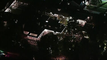 Imagens aéreas mostram aparato junto à casa de Rob Reiner. Realizador e a mulher foram encontrados mortos na residência 