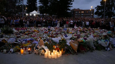 Multidão faz vigília em homenagem às vítimas do tiroteio na praia de Bondi na Austrália