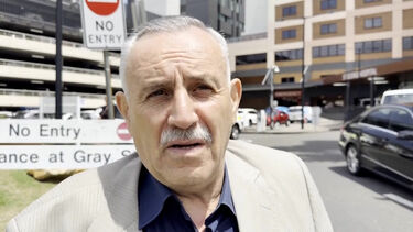 “O meu filho é um herói": as palavras do pai do homem que desarmou um dos suspeitos do tiroteio na praia de Bondi 