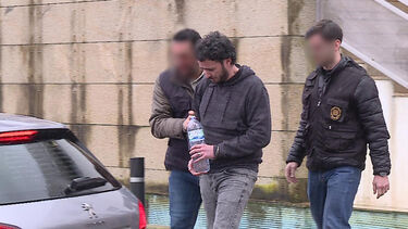 Criança ajudou mãe e padrasto a enterrar idoso morto em família de acolhimento