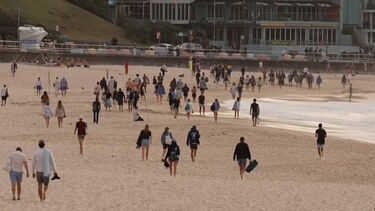 Vítimas de massacre na praia de Bondi homenageadas com mergulho no mar  