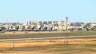 Avião que seguia para Espanha faz aterragem de emergência no aeroporto de Faro. Foi declarado alerta vermelho