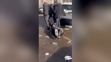 “Solte-a!”: populares intervêm após agente do ICE arrastar mulher pelo braço em Minneapolis