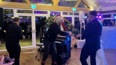 O momento em que Chris Martin surpreende recém-casados e aparece em festa para cantar na boda  