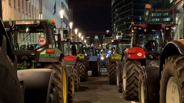 Centenas de tratores e milhares de agricultores bloqueiam Bruxelas contra acordo com Mercosul