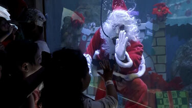Pai Natal mergulha em aquário gigante no México 