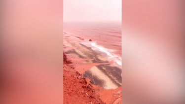 Imagens impressionantes mostram mar completamente vermelho após chuvas fortes no Irão  