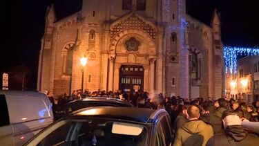 Centenas de pessoas juntam-se em homenagem às crianças que morreram em explosão causada por suicida em França