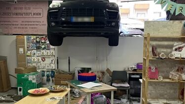 Mulher sofre ferimentos após abalroamento de carro na loja onde trabalhava em São João da Madeira