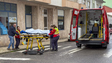 Condutor de trotineta ferido em choque com carro