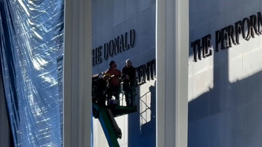 Imagens mostram início da colocação do nome de Donald Trump no Kennedy Center  