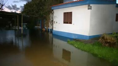 Rio Alfeizerão galga margens e provoca inundações em casas em São Martinho do Porto