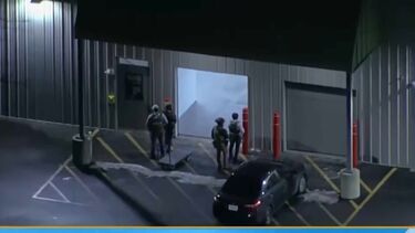 Cláudio Valente foi encontrado morto num armazém em Salem, New Hampshire. Junto ao corpo tinha uma mochila com duas armas