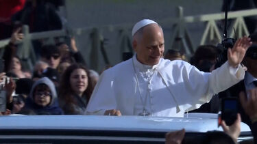 Papa chega à Praça de São Pedro para a última audiência jubilar