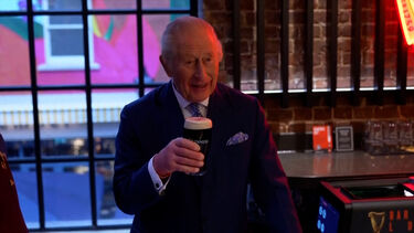 À Rei... Carlos III serve Guinness durante visita a cervejeira