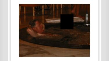 Ficheiros Epstein mostram Clinton num jacuzzi e em festas com Jagger e Jackson