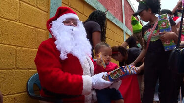 Pai Natal visita comunidades de baixos rendimentos em Caracas