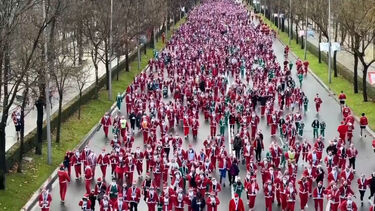 Milhares de Pais Natais correm por caridade nas ruas de Madrid
