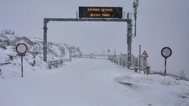 Neve encerra acessos à Torre no maciço central da Serra da Estrela