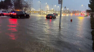 Ruas completamente alagadas após chuvas intensas na Califórnia  