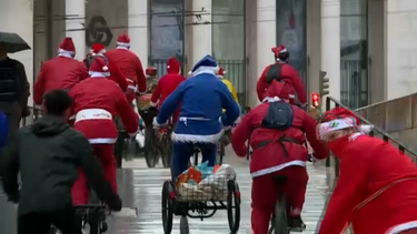 Dezenas de Pais Natais ciclistas distribuem brinquedos e bens essenciais para crianças carenciadas em Coimbra