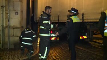 Camião de mercadorias fica preso em rua estreita em Alfama