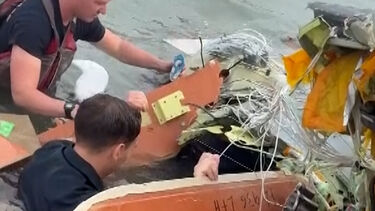 Vídeo mostra equipas de resgate no meio dos destroços em alto mar à procura de sobreviventes de queda de avião médico