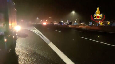 Camião-cisterna explode na autoestrada entre Roma e Nápoles durante o pico de trânsito do Natal