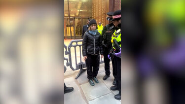 Greta Thunberg em greve de fome presa em Londres durante protesto pró-palestinianos