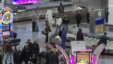 Milhares de pessoas enchem os aeroportos para chegarem a tempo da noite de Natal