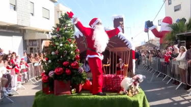 Natal volta a encher as ruas de Nazaré após dois anos de guerra  