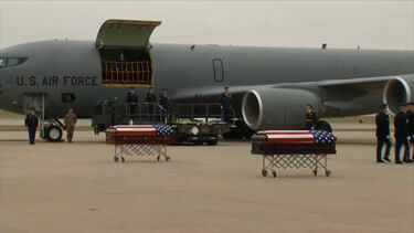 Corpos de dois militares da Guarda Nacional de Iowa mortos na Síria regressam a casa na véspera de Natal 