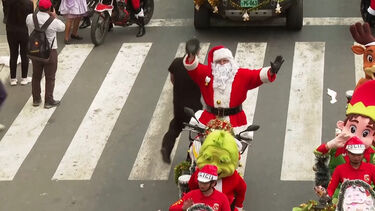 Polícia nacional do Perú desfila nas ruas de Lima em traje de Natal 