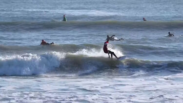 Pais Natais surfam nas praias da Florida em tradição de Natal 