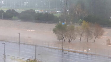 Tempestade forte atinge o sul da Califórnia e causa cheias repentinas 