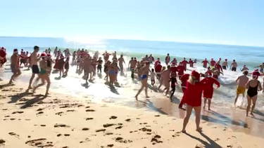 Tradição do mergulho de Natal cumpre-se em Armação de Pêra