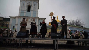 Ucranianos cantam canções de Natal durante desfile sob sirenes de alarme